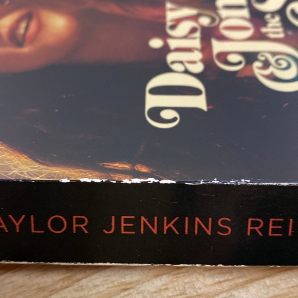 Daisy Jones & The Six A Novel Book By Taylor Jenkins Reid Used - Picture 5 of 5